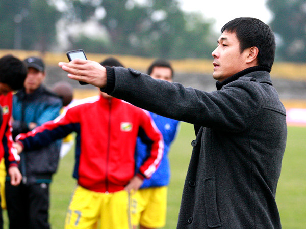 HLV Hữu Thắng chỉ đạo các học trò luyện tập 