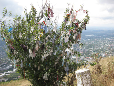 Nơ tình yêu trên đồi Matruc. Nơ tình yêu trên đồi Matruc