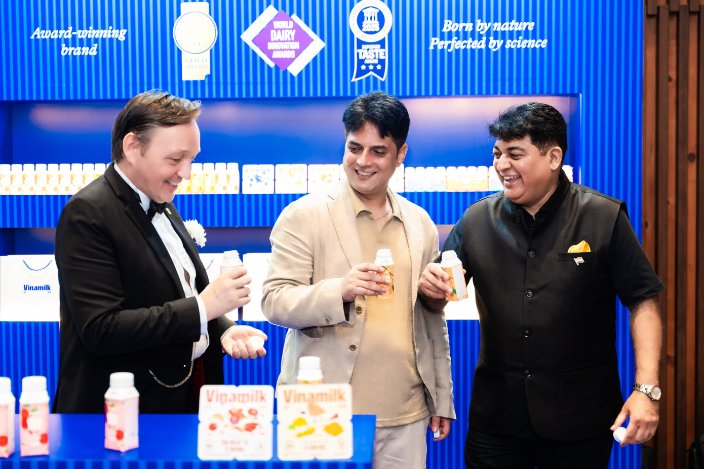 Các sản phẩm với công nghệ đổi mới, hương vị sáng tạo từ Vinamilk thu hút sự quan tâm đặc biệt của các khách mời quốc tế tại DANAFF III (Ảnh: Thành Huy).