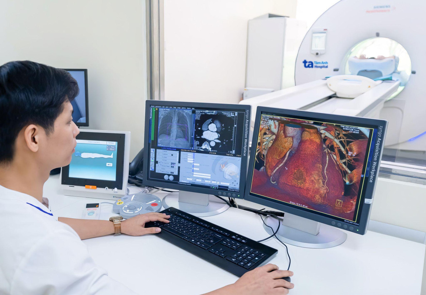 Kỹ thuật viên đánh giá kết quả hình ảnh chẩn đoán bệnh khi chụp bằng “siêu máy” CT hơn 100.000 lát cắt. Ảnh: BVĐK Tâm Anh.