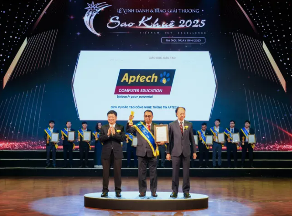 Ông Kallol thay mặt Aptech nhận cúp “Đơn vị Đào tạo CNTT Xuất sắc” tại lễ trao giải Sao Khuê 2025