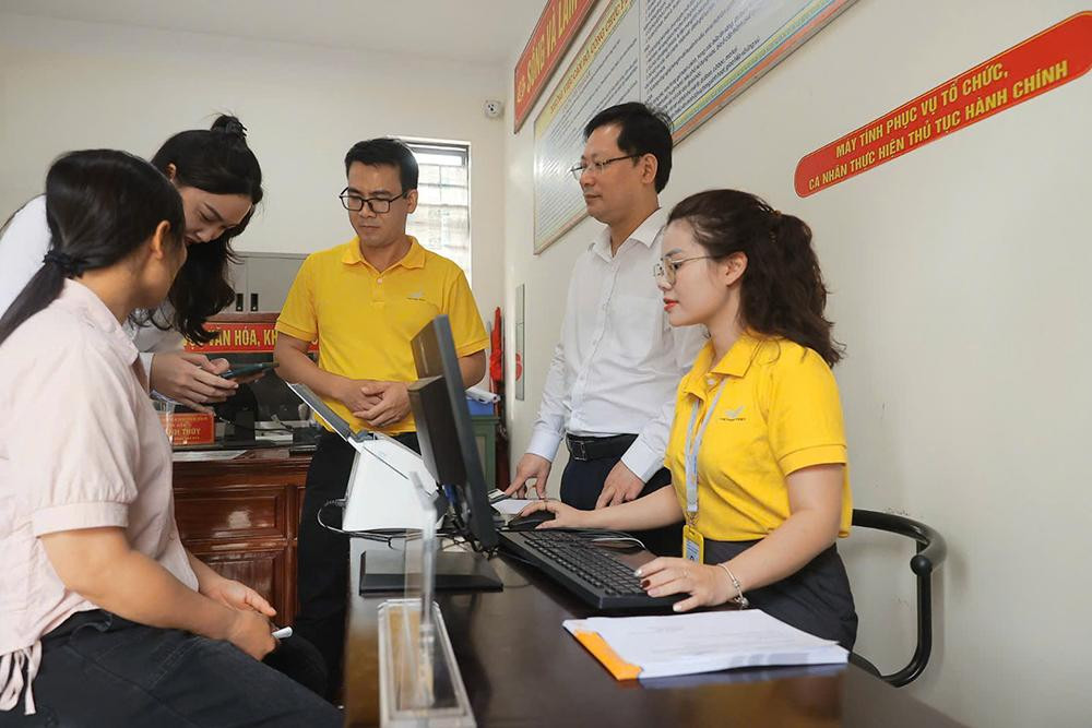 Tổng Giám đốc Chu Quang Hào trực tiếp kiểm tra việc việc thực hiện bố trí nhân viên Bưu điện hỗ trợ tại Trung tâm phục vụ Hành chính công xã Đồng Hỷ