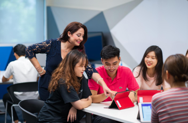 Sinh viên trải nghiệm giờ học mô phỏng môi trường doanh nghiệp số hiện đại