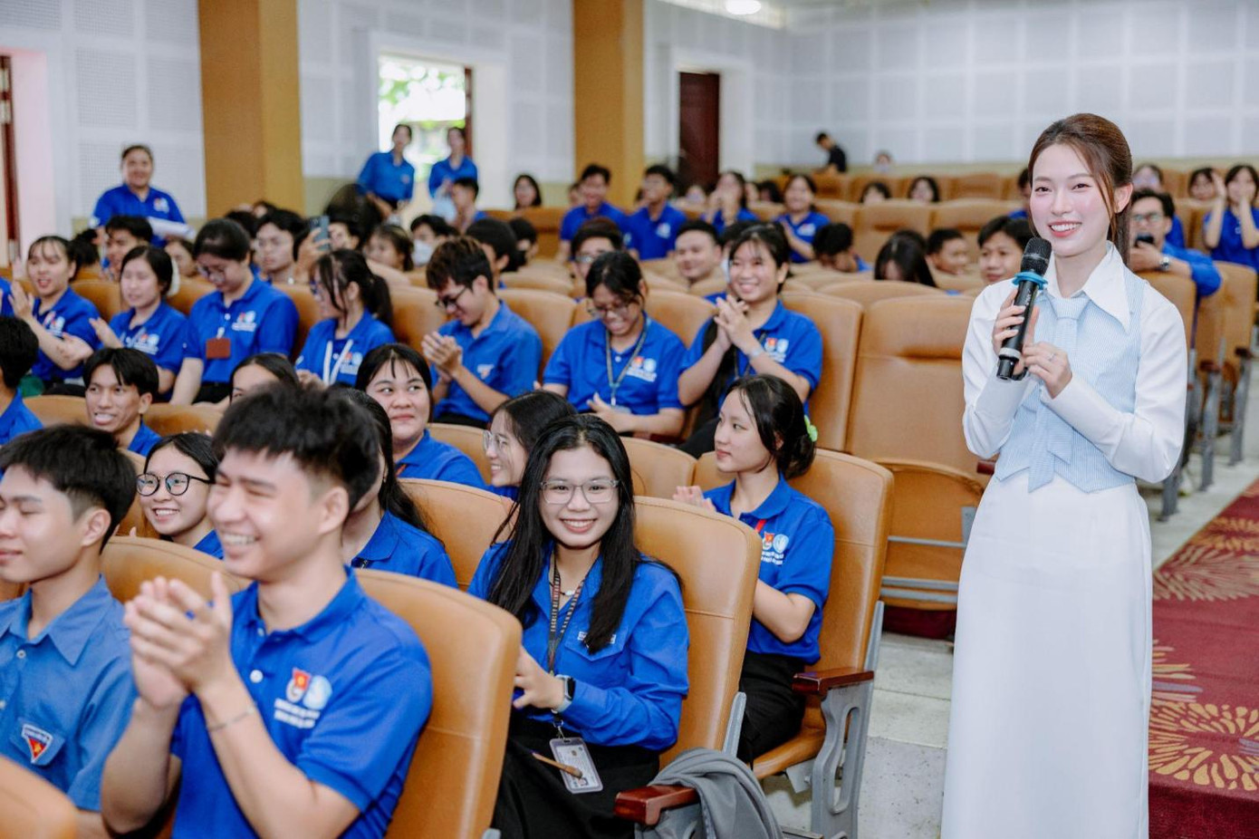 Các bạn sinh viên hào hứng tham gia chương trình