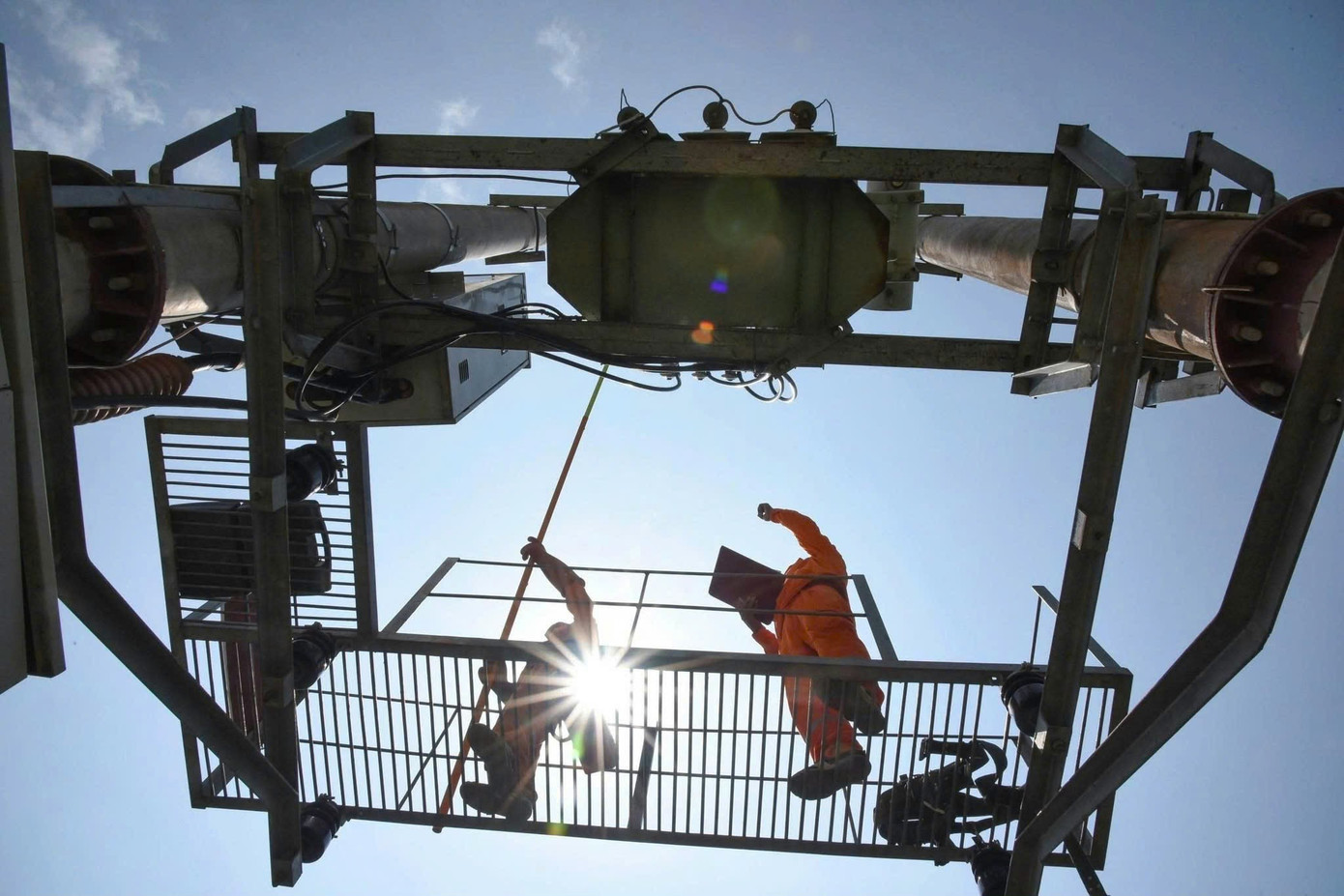 Công nhân EVNNPC làm việc giữa nắng nóng cực đoan trưa 2/6/2025.