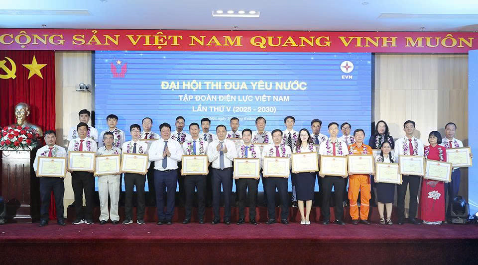 Chủ tịch HĐTV Đặng Hoàng An và Tổng Giám đốc EVN Nguyễn Anh Tuấn tặng bằng khen cho các cá nhân đạt thành tích xuất sắc trong các phong trào Thi đua yêu nước của Tập đoàn Chủ tịch HĐTV Đặng Hoàng An và Tổng Giám đốc EVN Nguyễn Anh Tuấn tặng bằng khen cho các cá nhân đạt thành tích xuất sắc trong các phong trào Thi đua yêu nước của Tập đoàn