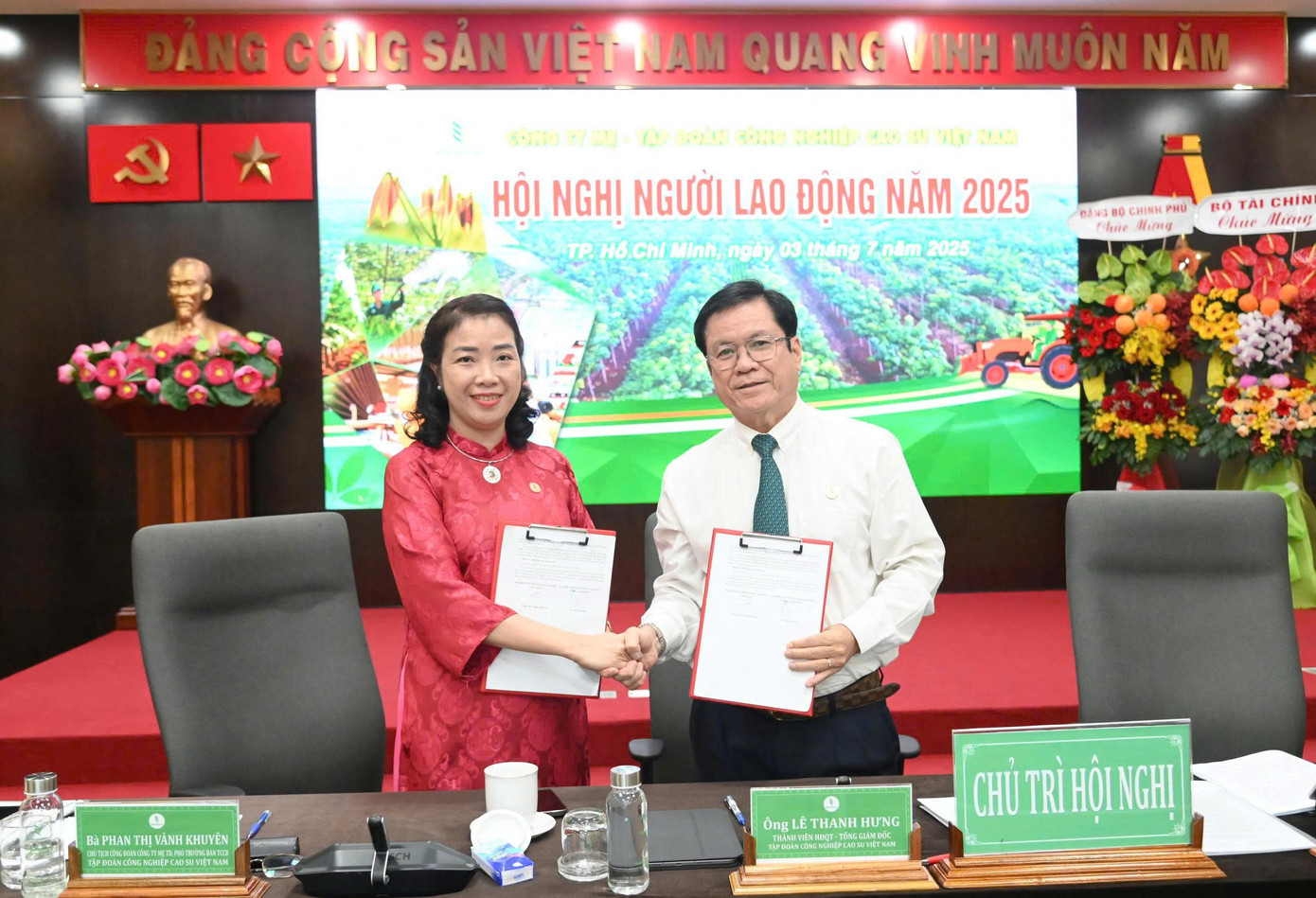 Ông Lê Thanh Hưng – Phó Bí thư Đảng ủy, TV HĐQT, TGĐ Tập đoàn và bà Phan Thị Vành Khuyên – Phó Ban Tổ chức Cán bộ VRG, Chủ tịch Công đoàn Cơ quan Tập đoàn ký kết Thỏa ước lao động Tập thể