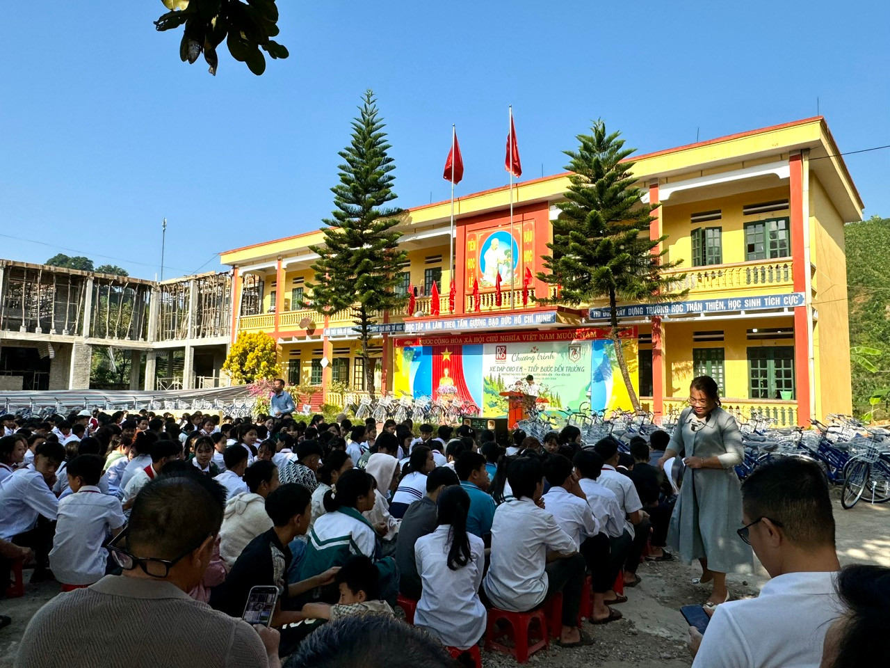 “Tiếp bước đến trường” sẽ trao tặng 200 chiếc xe đạp cho học sinh nghèo hiếu học tại 7 xã thuộc huyện Bát Xát (cũ) “Tiếp bước đến trường” sẽ trao tặng 200 chiếc xe đạp cho học sinh nghèo hiếu học tại 7 xã thuộc huyện Bát Xát (cũ)