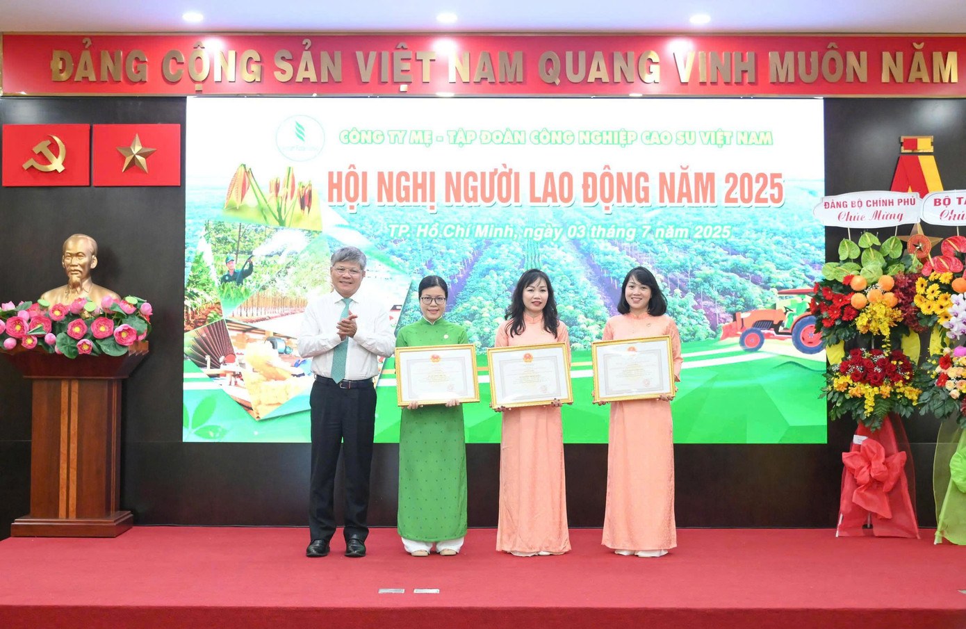 Ông Trần Công Kha – Bí thư Đảng ủy, Chủ tịch HĐQT VRG trao tặng danh hiệu Chiến sĩ thi đua Ủy ban Quản lý vốn Nhà nước tại doanh nghiệp cho 3 cá nhân “Đã có thành tích tiêu biểu, xuất sắc trong công tác giai đoạn 2021 - 2023”