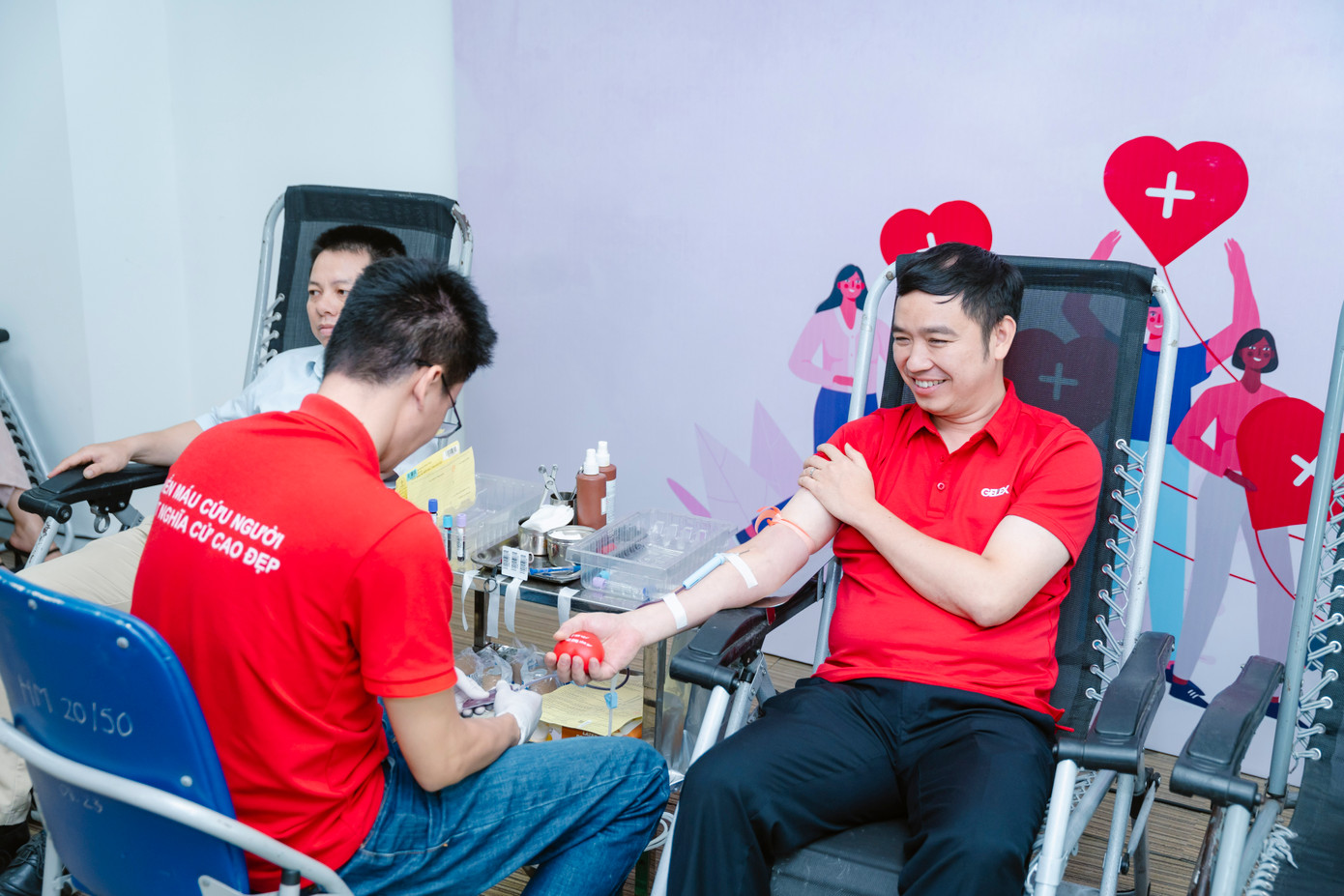 Ông Bùi Đăng Khoa - Ban Tài chính Kế toán - Tập đoàn GELEX tham gia hiến máu tại GELEX Tower, Hà Nội vào ngày 1/7/2025