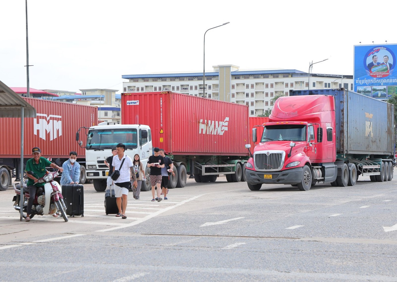 Phương tiện tại Cửa khẩu quốc tế Mộc Bài.