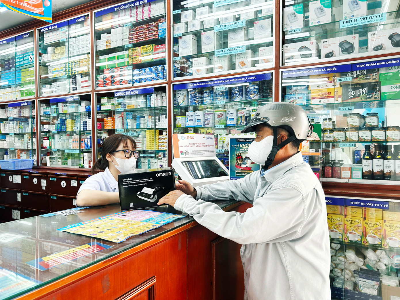 Khách hàng được nhân viên Nhà thuốc Long Châu tư vấn về cách sử dụng thiết bị tích hợp đo huyết áp kết hợp đo điện tim (ECG)