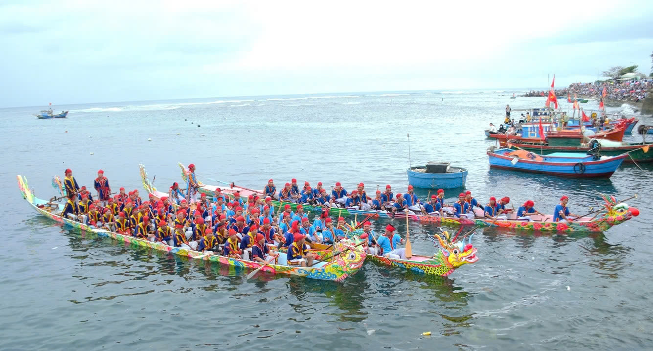 Lễ hội đua thuyền truyền thống tứ linh ở đặc khu Lý Sơn. Lễ hội đua thuyền truyền thống tứ linh ở đặc khu Lý Sơn.