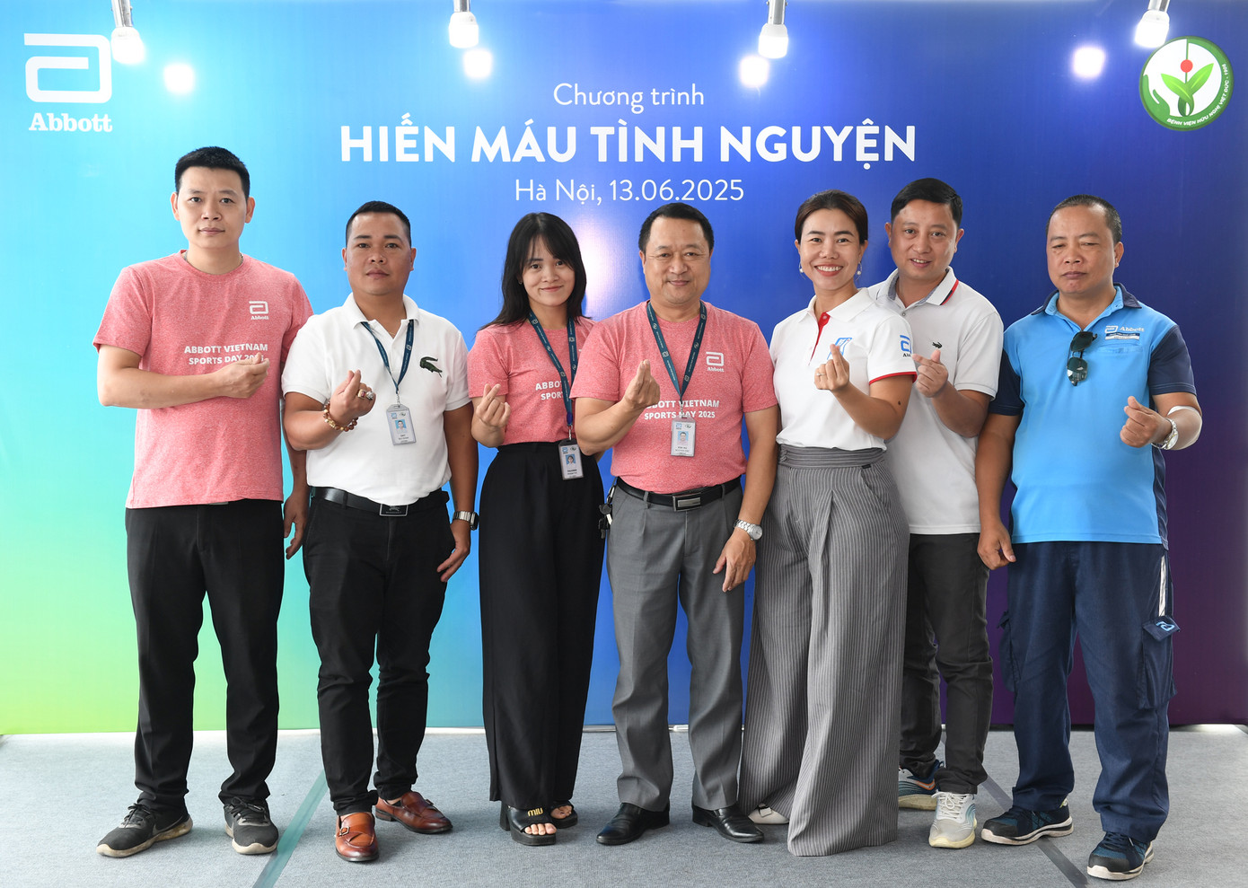 Các nhân viên Abbott Việt Nam nhiệt tình tham gia chương trình hiến máu tình nguyện hàng năm. Ảnh: Hoàng Anh