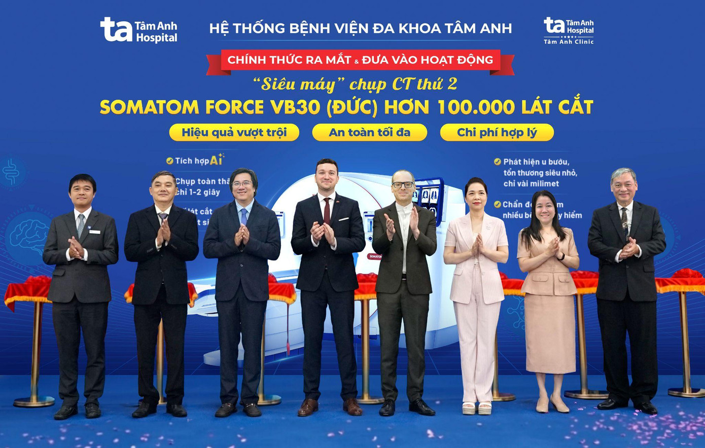 Đại diện Lãnh sự quán Đức và Ban lãnh đạo BVĐK Tâm Anh cắt băng tại Lễ công bố vận hành máy chụp CT Somatom Force VB30. Ảnh: BVĐK Tâm Anh.