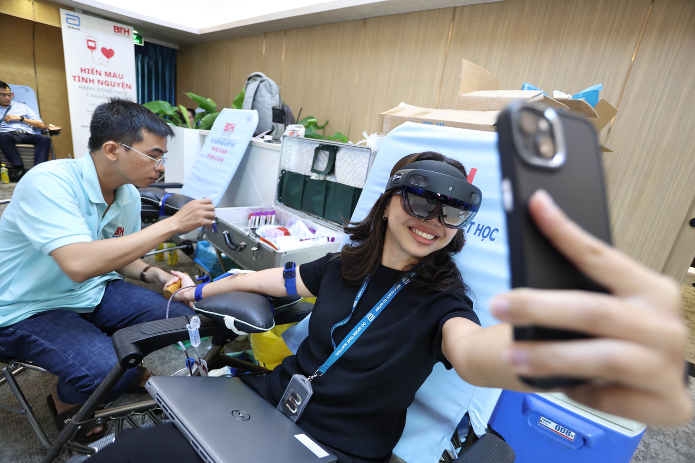 Công nghệ thực tế ảo tích hợp giúp người hiến máu thư giãn, giảm căng thẳng. Ảnh: Lê Toàn