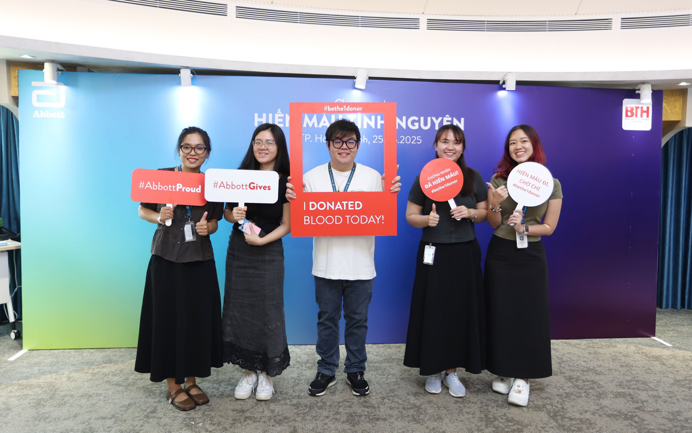 Công nghệ thực tế ảo tích hợp giúp người hiến máu thư giãn, giảm căng thẳng. Ảnh: Lê Toàn