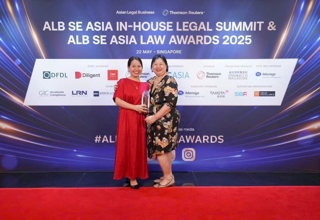 Giám đốc Pháp chế F88 cùng bà Suzanna Barret - Thành viên Ban Giám khảo giải thưởng