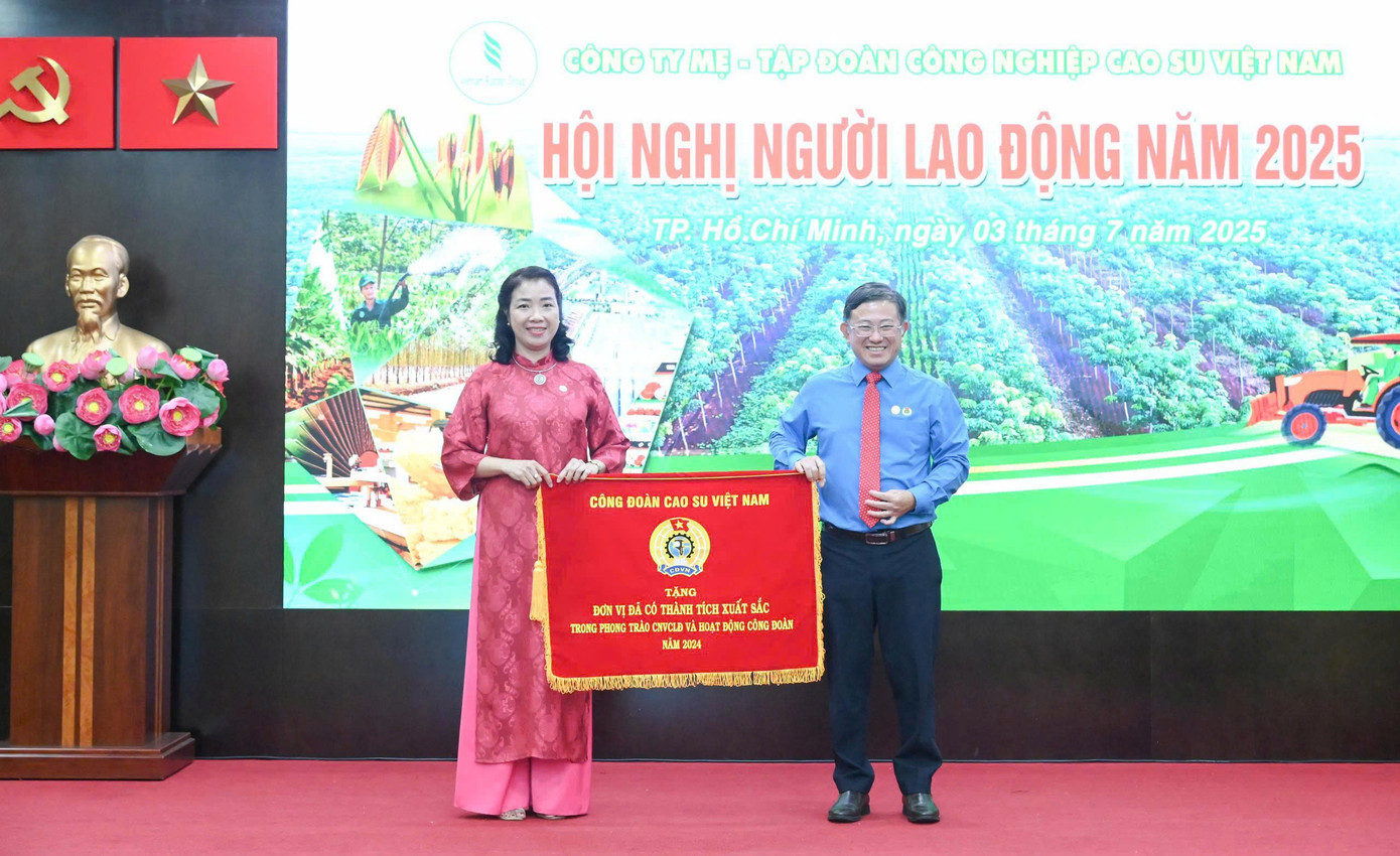 Ông Huỳnh Kim Nhựt – UV BTV Đảng ủy, Phó TGĐ Tập đoàn; Chủ tịch Công đoàn Cao su Việt Nam trao Cờ thi đua Công đoàn Cao su Việt Nam năm 2024 cho Công đoàn Cơ quan Tập đoàn đã có thành tích xuất sắc trong phong trào CNVC LĐ và hoạt động công đoàn năm 2024