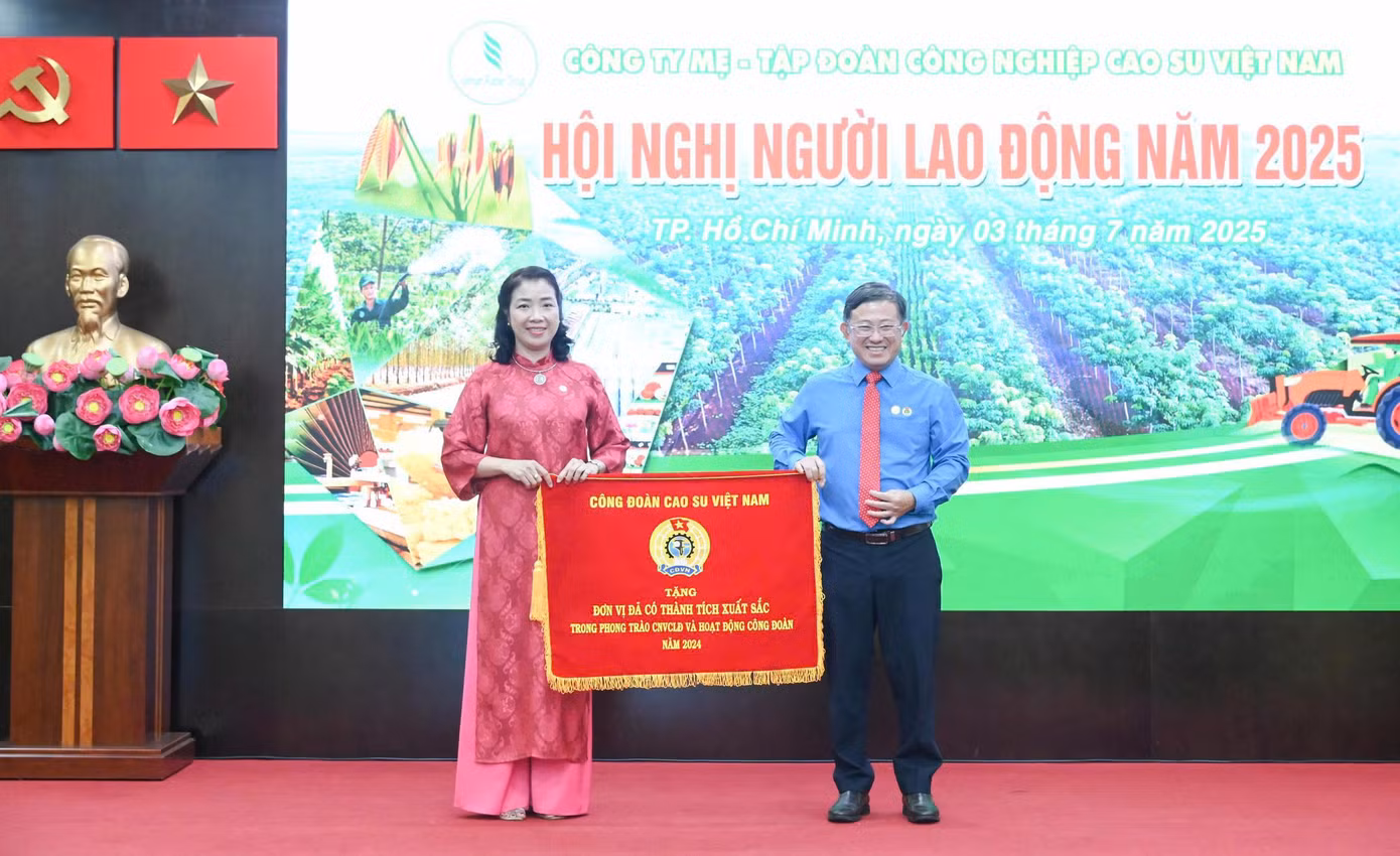 Ông Huỳnh Kim Nhựt – UV BTV Đảng ủy, Phó TGĐ Tập đoàn; Chủ tịch Công đoàn Cao su Việt Nam trao Cờ thi đua Công đoàn Cao su Việt Nam năm 2024 cho Công đoàn Cơ quan Tập đoàn đã có thành tích xuất sắc trong phong trào CNVC LĐ và hoạt động công đoàn năm 2024