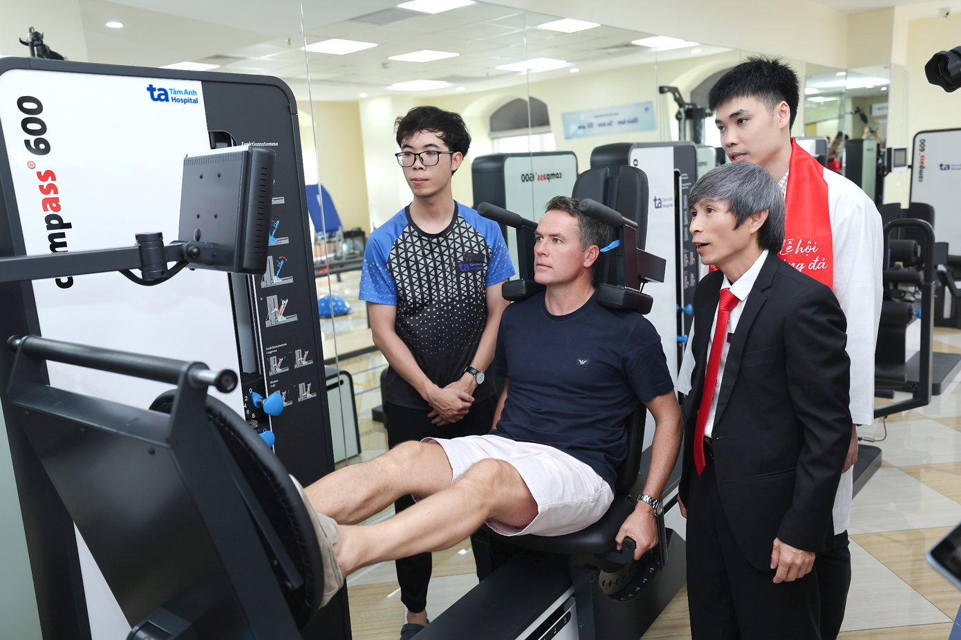 Huyền thoại Michael Owen trải nghiệm hệ thống thiết bị tập luyện và đánh giá sức mạnh cơ bắp Compass 600 giúp đánh giá và huấn luyện sức mạnh cơ bắp, vốn chỉ được trang bị tại các trung tâm y học thể thao hàng đầu châu Âu. Ảnh: BVĐK Tâm Anh Huyền thoại Michael Owen trải nghiệm hệ thống thiết bị tập luyện và đánh giá sức mạnh cơ bắp Compass 600 giúp đánh giá và huấn luyện sức mạnh cơ bắp, vốn chỉ được trang bị tại các trung tâm y học thể thao hàng đầu châu Âu. Ảnh: BVĐK Tâm Anh