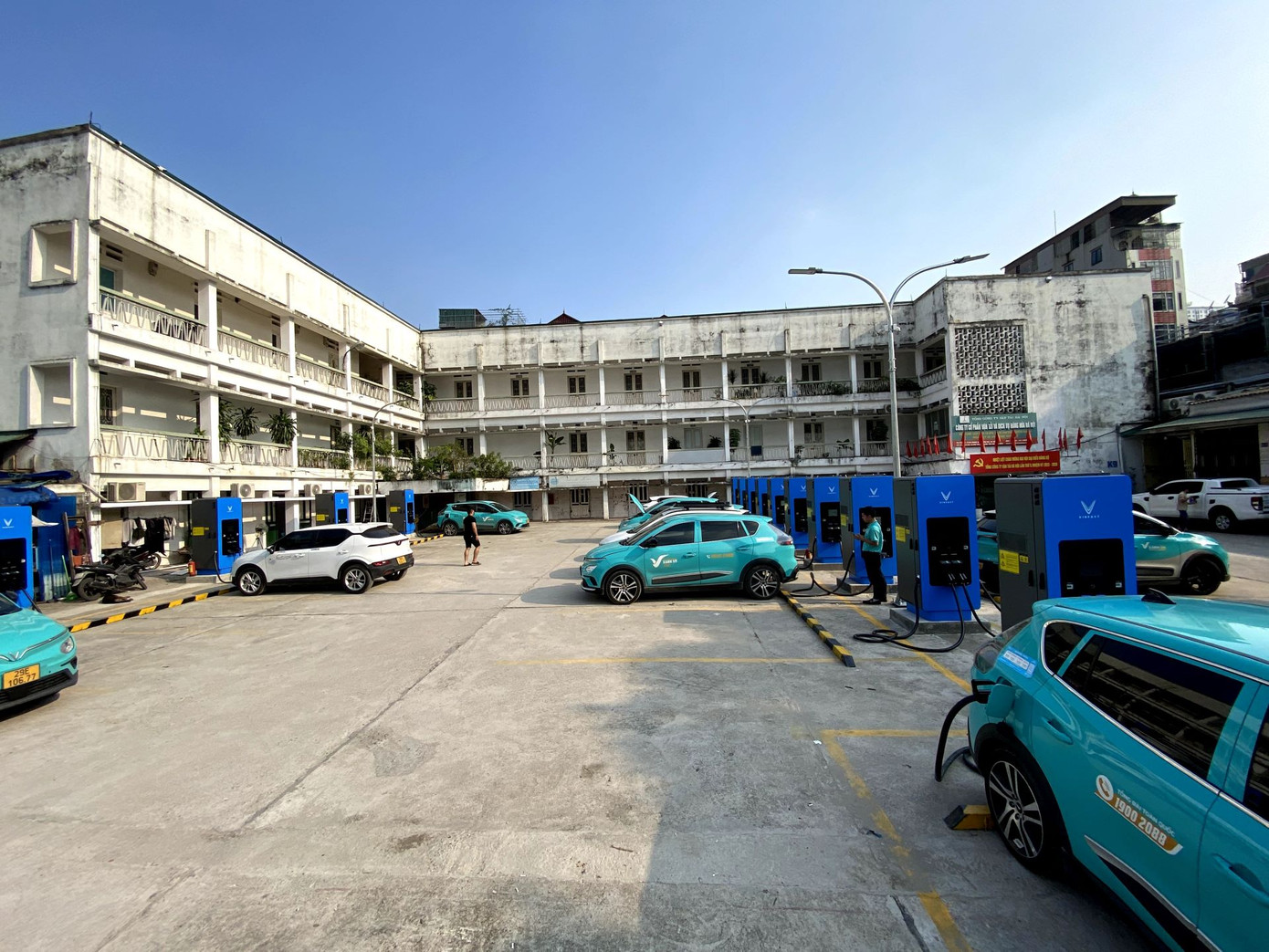 Trạm sạc có thiết kế thông minh giúp tối ưu không gian, đảm bảo lối đi lại thông thoáng và chỗ đỗ xe rộng rãi cho các phương tiện ra vào.