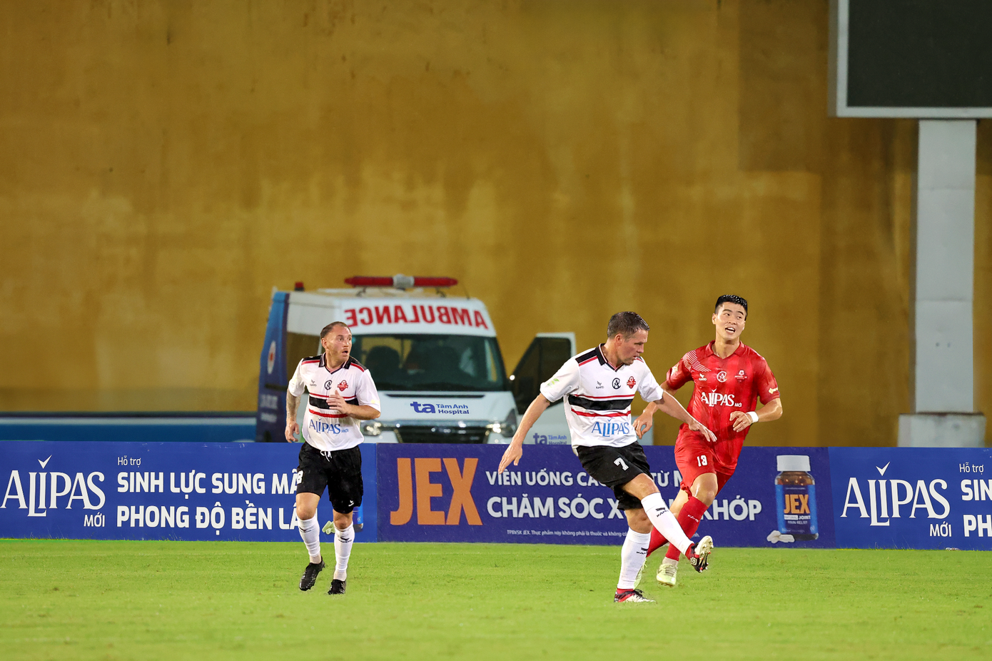 Các danh thủ huyền thoại của “Man Đỏ” đã có màn thi đấu thể hiện sức bền bỉ, sự dẻo dai dưới trời mưa lớn khi thi đấu giao hữu với các cầu thủ Việt Nam. Ảnh: BVĐK Tâm Anh Các danh thủ huyền thoại của “Man Đỏ” đã có màn thi đấu thể hiện sức bền bỉ, sự dẻo dai dưới trời mưa lớn khi thi đấu giao hữu với các cầu thủ Việt Nam. Ảnh: BVĐK Tâm Anh