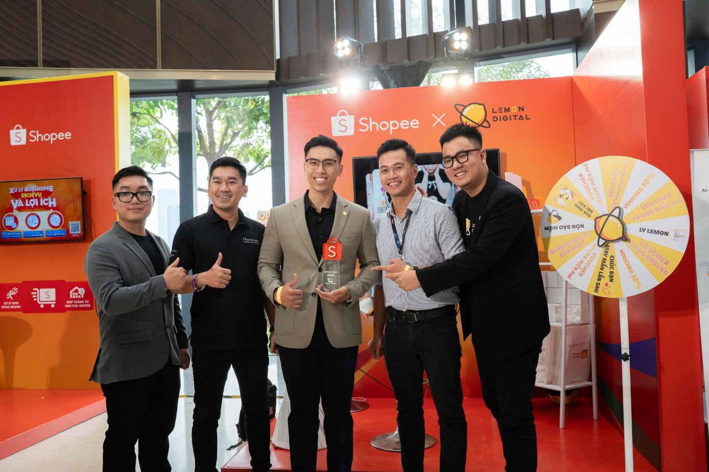 Founder &amp; CEO Tô Tuấn Tài (ngoài cùng bên phải) và Co-founder &amp; CSO Nguyễn Đức Phát (ở giữa). (Ảnh: Internet)