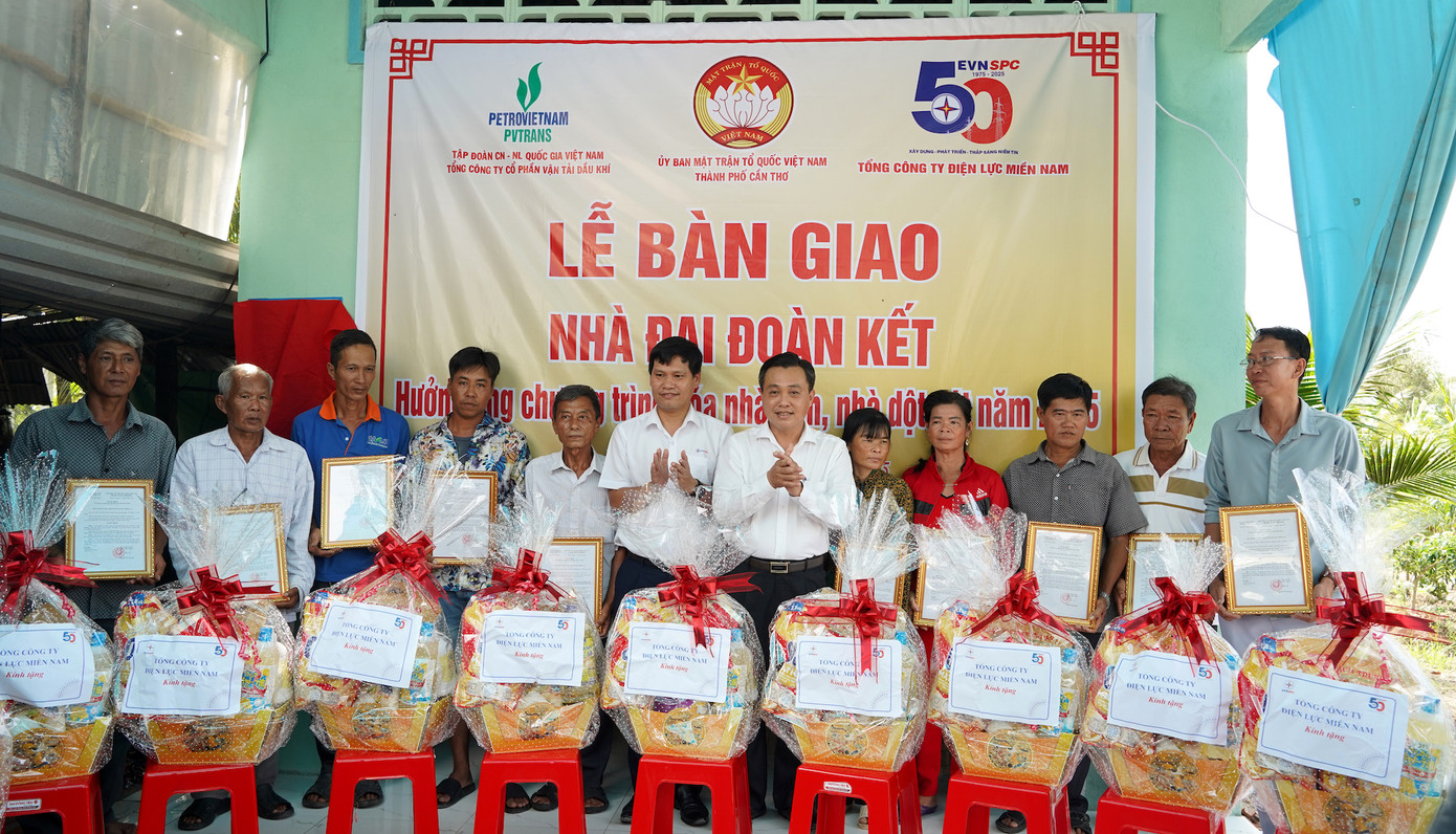 Ông Bùi Quốc Hoan - Phó Tổng giám đốc EVNSPC và ông Nguyễn Hồng Hà - Phó Trưởng Ban Tuyên giáo và Dân vận Thành ủy Cần Thơ trao quyết định tặng nhà và quà của EVNSPC cho các hộ dân trên địa bàn xã Đông Thuận, TP. Cần Thơ