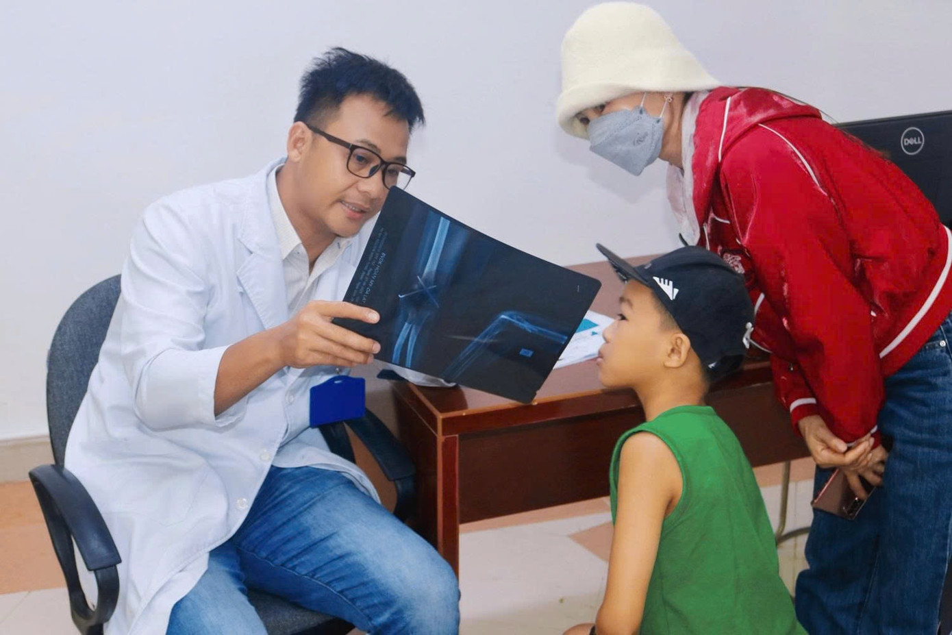 Bác sĩ Bệnh viện Hoàn Mỹ Đà Lạt thăm khám và tư vấn cho người dân địa phương Bác sĩ Bệnh viện Hoàn Mỹ Đà Lạt thăm khám và tư vấn cho người dân địa phương