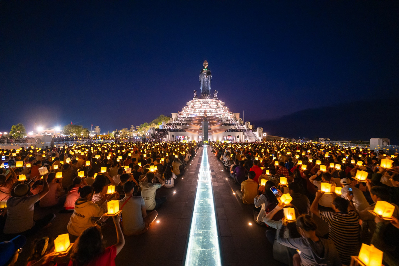 Dâng đăng trên núi Bà Đen