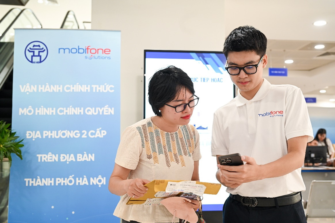 Cán bộ kỹ thuật MobiFone hỗ trợ người dân thực hiện các thủ tục hành chính trong ngày 1/7 Cán bộ kỹ thuật MobiFone hỗ trợ người dân thực hiện các thủ tục hành chính trong ngày 1/7