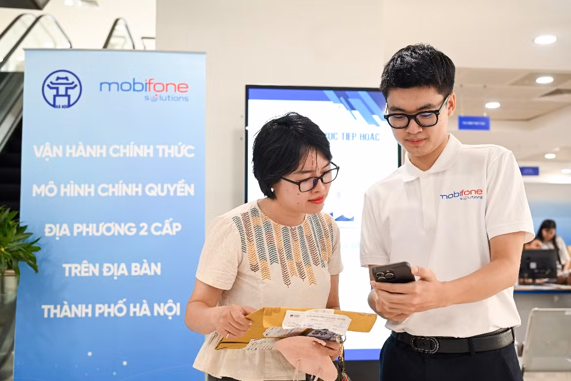 Cán bộ kỹ thuật MobiFone hỗ trợ người dân thực hiện các thủ tục hành chính trong ngày 1/7 Cán bộ kỹ thuật MobiFone hỗ trợ người dân thực hiện các thủ tục hành chính trong ngày 1/7