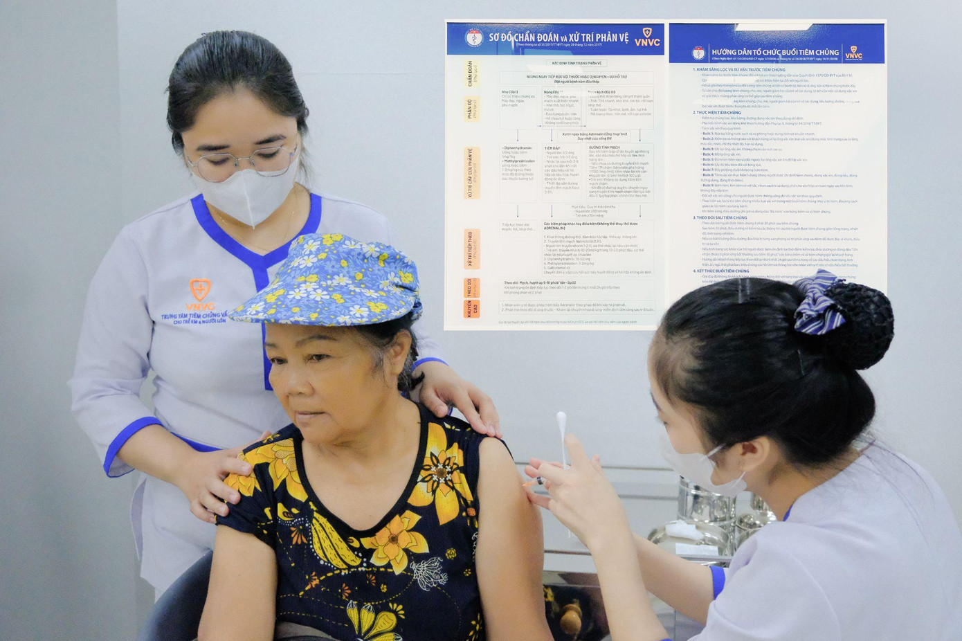 Lần đầu tiên tại Việt Nam, người lớn từ 56 tuổi trở lên được tiêm vắc xin phòng bệnh do não mô cầu. Ảnh: Mộc Thảo