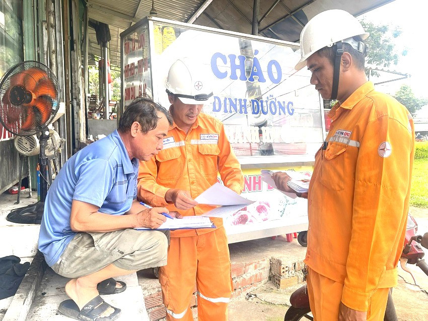 Đẩy mạnh tuyên truyền, hướng dẫn khách hàng cài đặt sử dụng các kênh thông báo chính thức của ngành điện để nắm bắt thông tin an toàn sử dụng điện