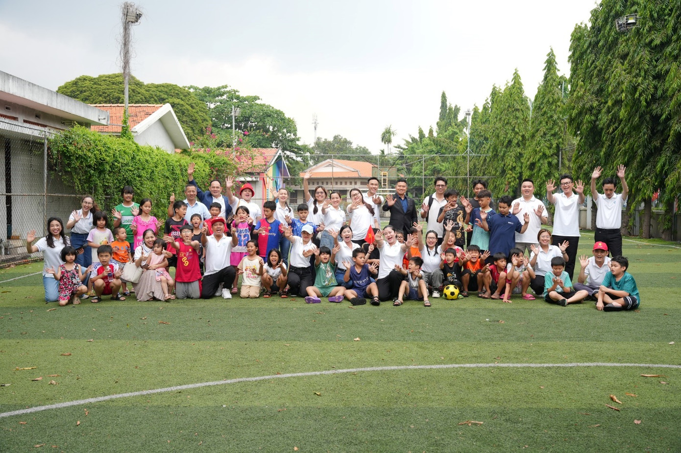 Đội ngũ tư vấn tài chính và nhân viên Shinhan Life giao lưu vui vẻ với các em nhỏ Làng SOS Gò Vấp