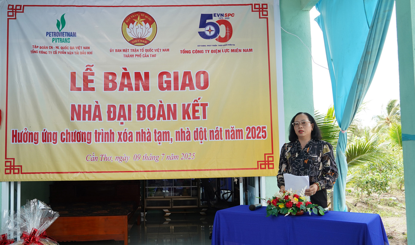 Bà Nguyễn Thúy Hằng - Phó Chủ tịch Ủy ban MTTQ Việt Nam TP. Cần Thơ phát biểu tại buổi lễ