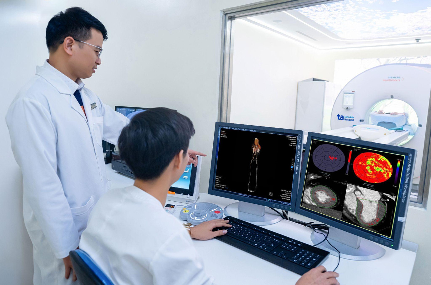 Người bệnh đang được kiểm tra bằng “siêu máy CT” hơn 100.000 lát cắt. Ảnh: BVĐK Tâm Anh.