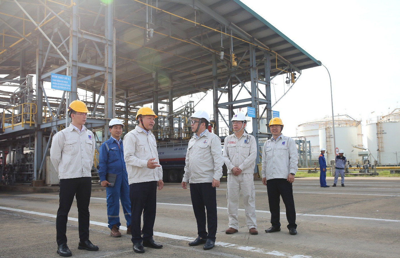 Ban lãnh đạo BSR kiểm tra công tác xuất bán sản phẩm mới tại Trạm xuất xe bồn Nhà máy Lọc dầu Dung Quất. Ban lãnh đạo BSR kiểm tra công tác xuất bán sản phẩm mới tại Trạm xuất xe bồn Nhà máy Lọc dầu Dung Quất.