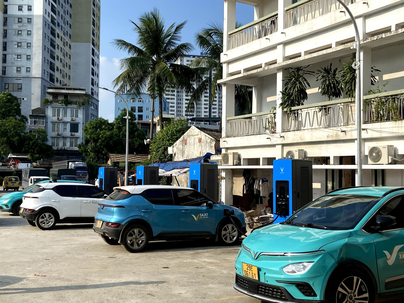 Theo ghi nhận thực tế, nhiều tài xế xe dịch vụ - nhóm chủ xe vốn có nhu cầu nạp điện nhanh chóng và liên tục – đã nhanh chóng trở thành khách hàng thân thiết tại điểm sạc này. Việc bổ sung thêm trạm tại khu vực này cũng giúp nhiều chủ xe có thêm lựa chọn thuận tiện và phù hợp hơn.