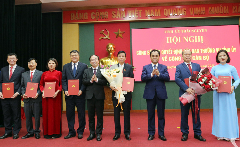 Lãnh đạo tỉnh tặng hoa và trao quyết định phân công, bổ nhiệm lãnh đạo Ban Tổ chức Tỉnh ủy, Ban Nội chính Tỉnh ủy. Lãnh đạo tỉnh tặng hoa và trao quyết định phân công, bổ nhiệm lãnh đạo Ban Tổ chức Tỉnh ủy, Ban Nội chính Tỉnh ủy.