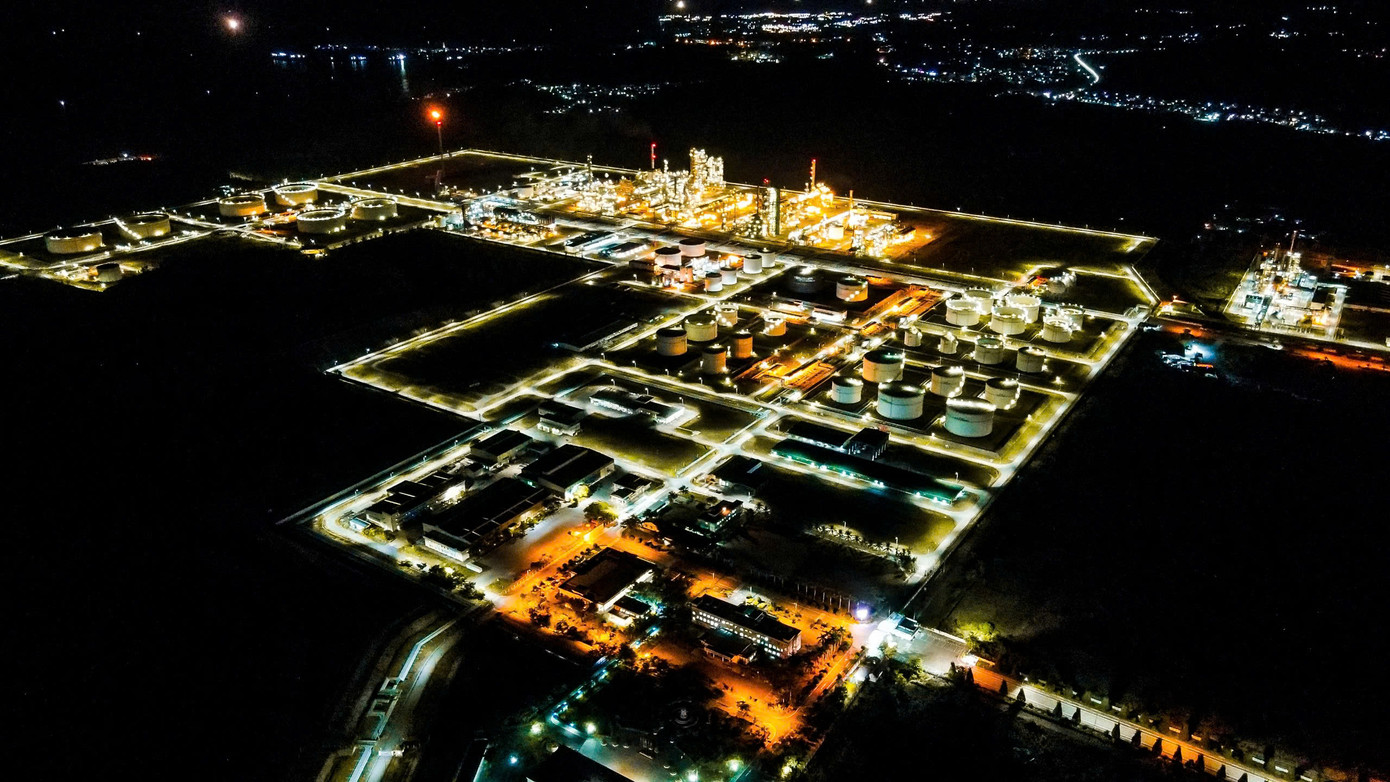 Một góc Nhà máy lọc dầu Dung Quất.