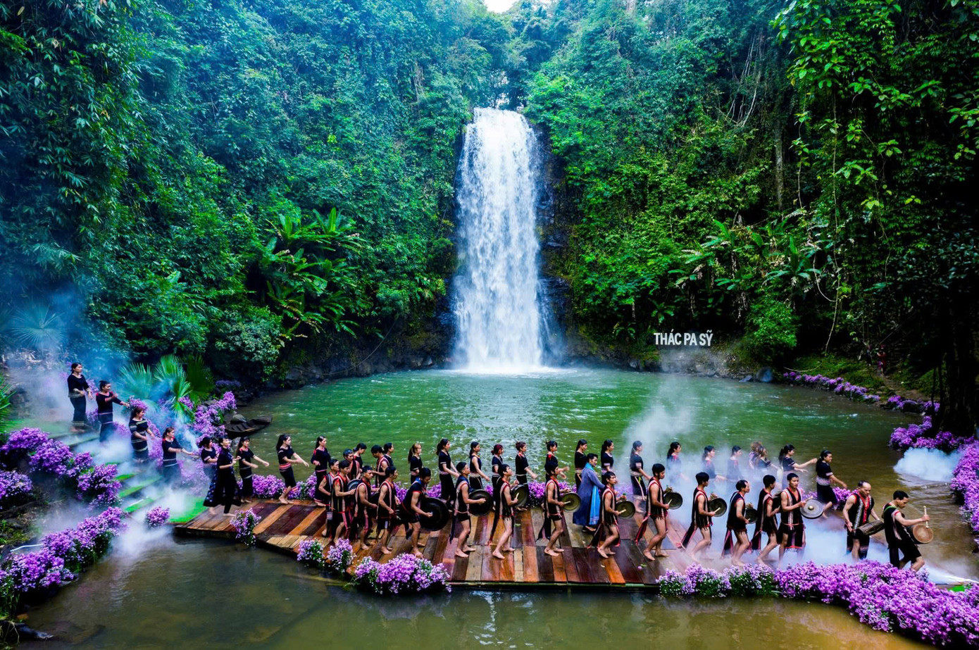 Giờ đây 43 dân tộc anh em, những sợi chỉ đa sắc màu đang cùng nhau dệt nên một tấm thổ cẩm lớn mang tên Quảng Ngãi. Giờ đây 43 dân tộc anh em, những sợi chỉ đa sắc màu đang cùng nhau dệt nên một tấm thổ cẩm lớn mang tên Quảng Ngãi.