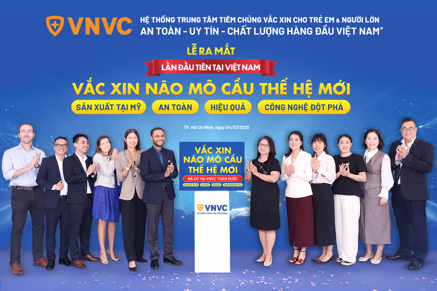 Hệ thống Tiêm chủng VNVC công bố ra mắt và triển khai tiêm vắc xin não mô cầu thế hệ mới tại gần 230 trung tâm trên toàn quốc sáng 4/7. Ảnh: Mộc Thảo