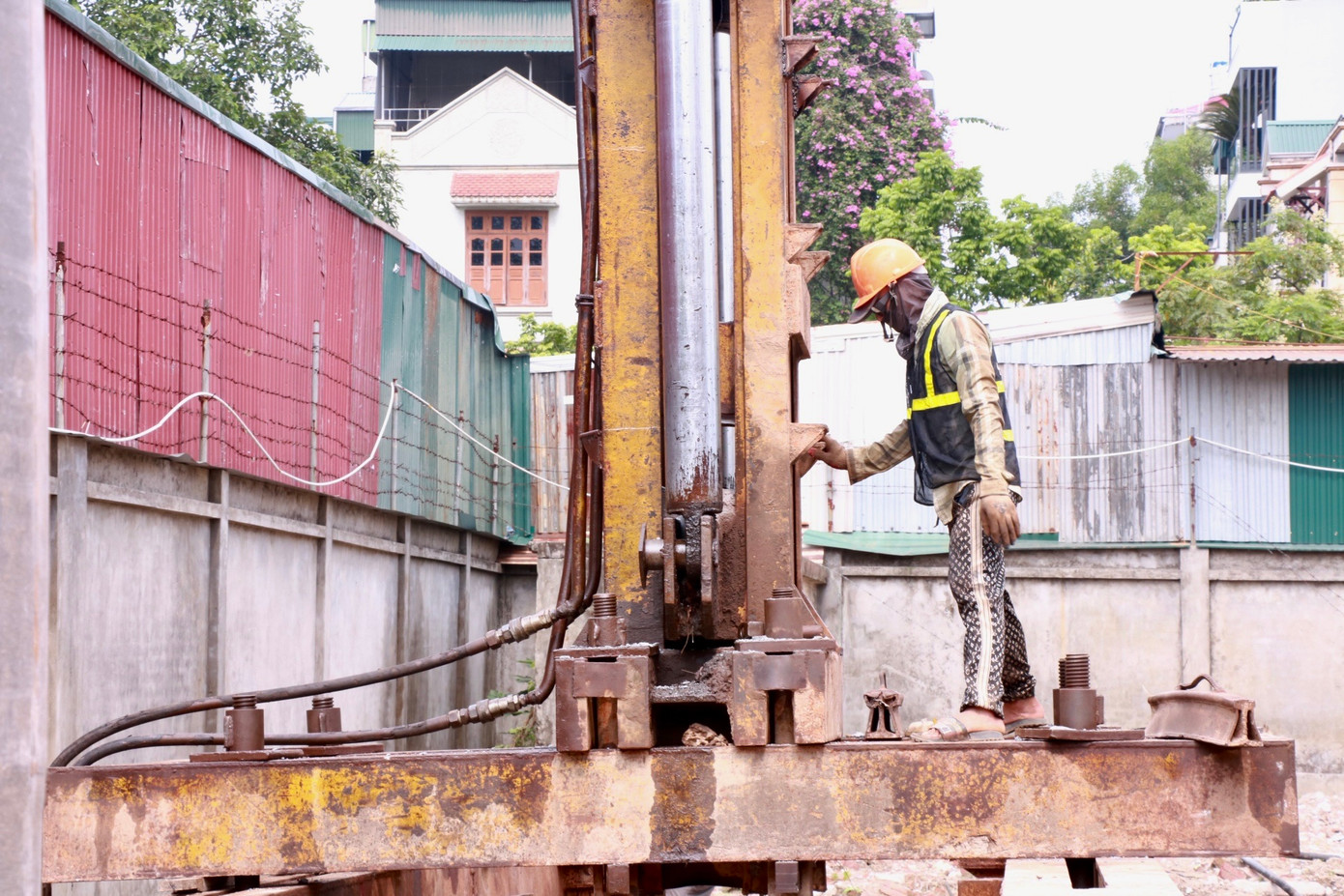 Công nhân đang thực hiện xếp tải để ép cọc Công nhân đang thực hiện xếp tải để ép cọc