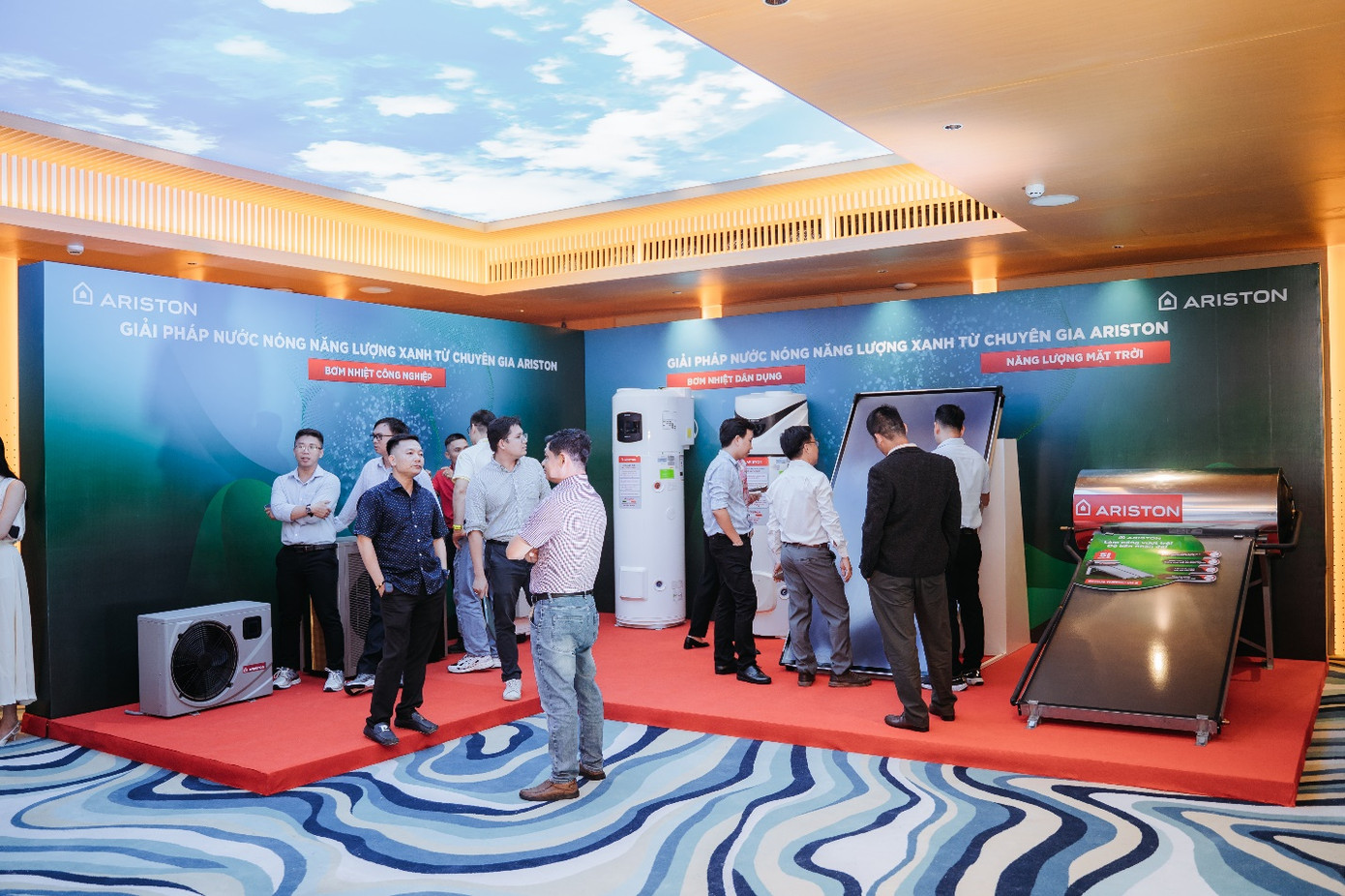 Khách mời tìm hiểu về dải sản phẩm nước nóng năng lượng xanh của Ariston trong khuôn khổ sự kiện.
