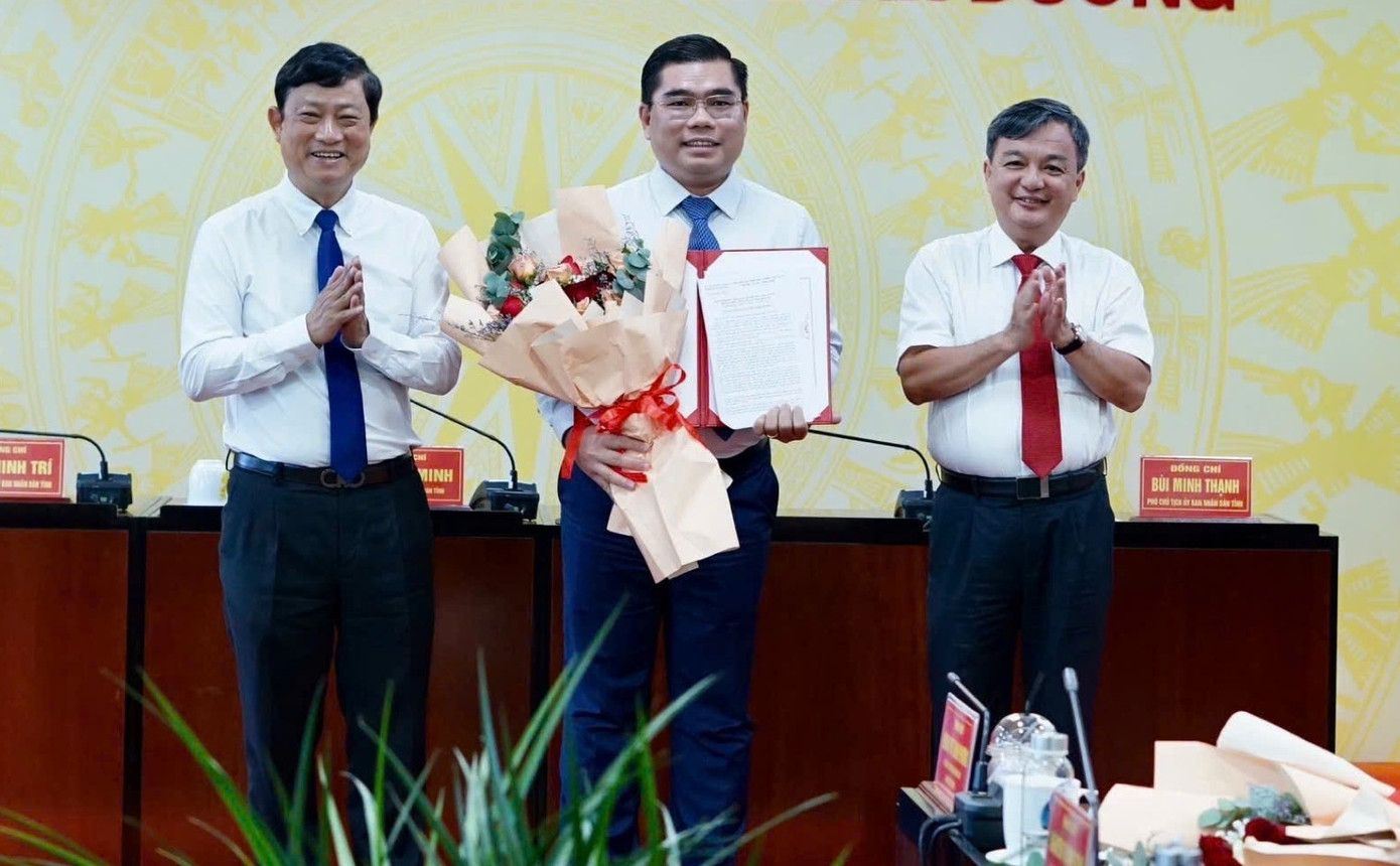 Ông Phan Tấn Đạt - Chủ tịch HĐQT KSB nhận quyết định chủ trương đầu tư từ lãnh đạo địa phương Ông Phan Tấn Đạt - Chủ tịch HĐQT KSB nhận quyết định chủ trương đầu tư từ lãnh đạo địa phương