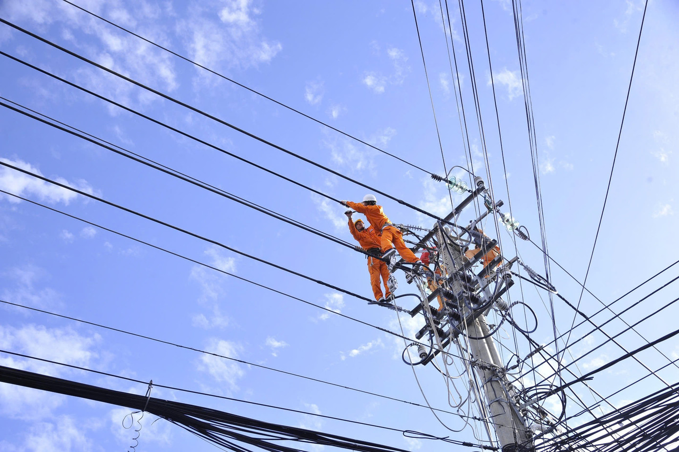 Đảm bảo quản lý, vận hành cung cấp điện liên tục phục vụ hoạt động sản xuất kinh doanh Đảm bảo quản lý, vận hành cung cấp điện liên tục phục vụ hoạt động sản xuất kinh doanh