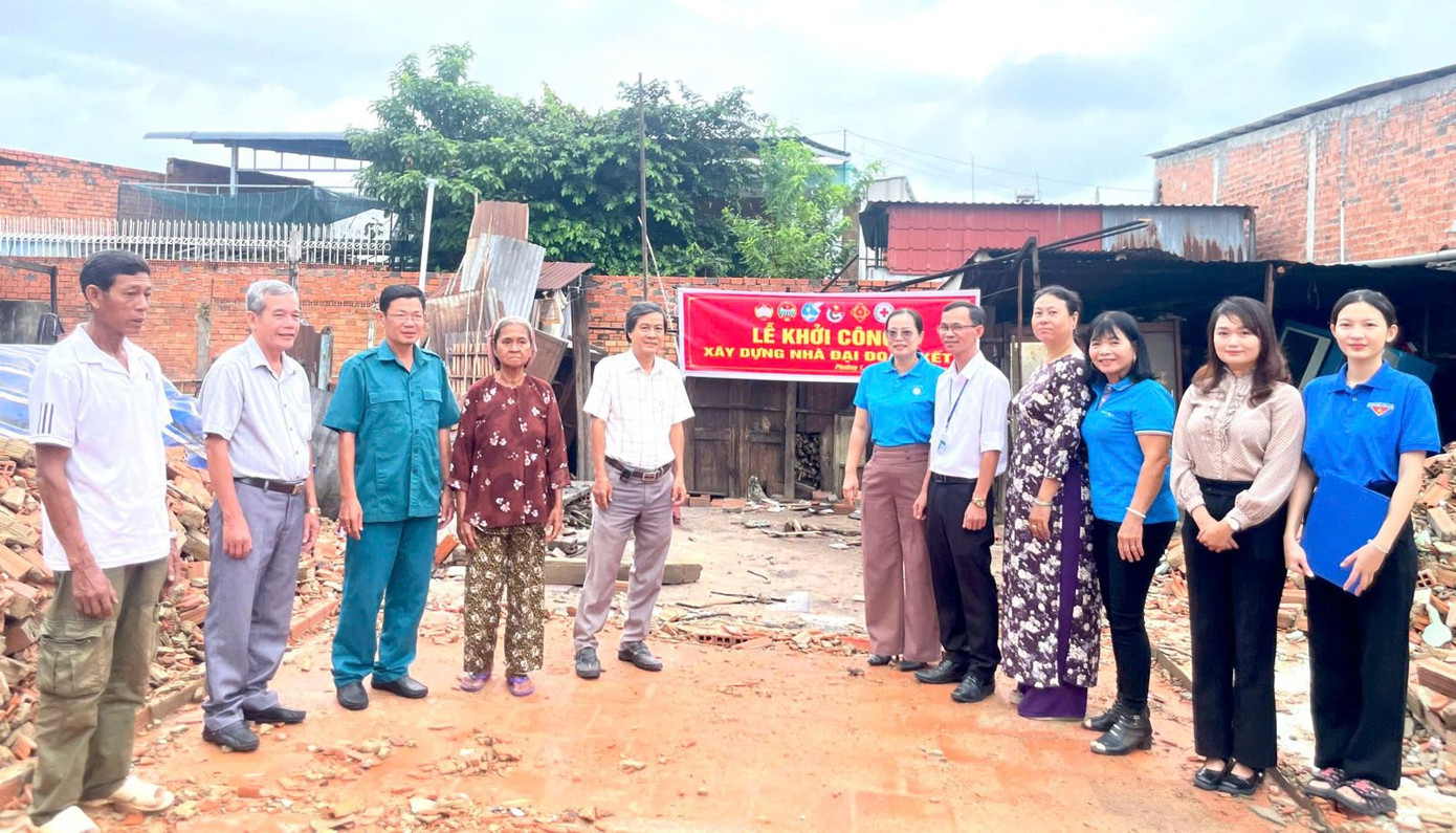 Khởi công xây nhà Đại Đoàn kết trên địa bàn Tây Ninh. Khởi công xây nhà Đại Đoàn kết trên địa bàn Tây Ninh.