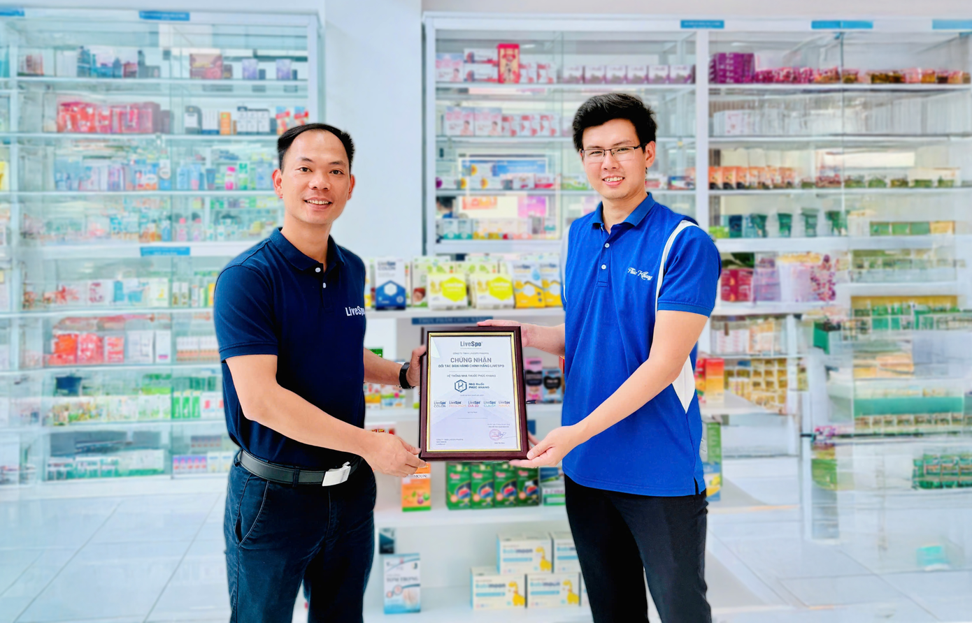 Đại diện LiveSpo và Nhà thuốc Phúc Khang bắt tay vì sức khỏe cộng đồng. Ảnh: LiveSpo Pharma